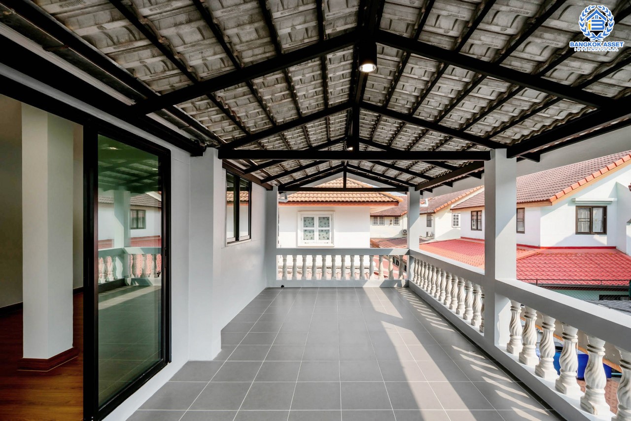 บ้านมือสองตกแต่งใหม่ ม.ลานทอง ติวานนท์-ปากเกร็ด เนื้อที่ 54 ตร.ว. ฟังก์ชั่น 4 ห้องนอน 2 ห้องน้ำ 2 ที่จอดรถ สะดวกทุกการเดินทาง บนทำเลติด ถ.ติวานนท์ ใกล้เซ็นทรัล และทางด่วน "แจ้งวัฒนะ" และเพียง 5 นาทีถึง "ห้าแยกปากเกร็ด"